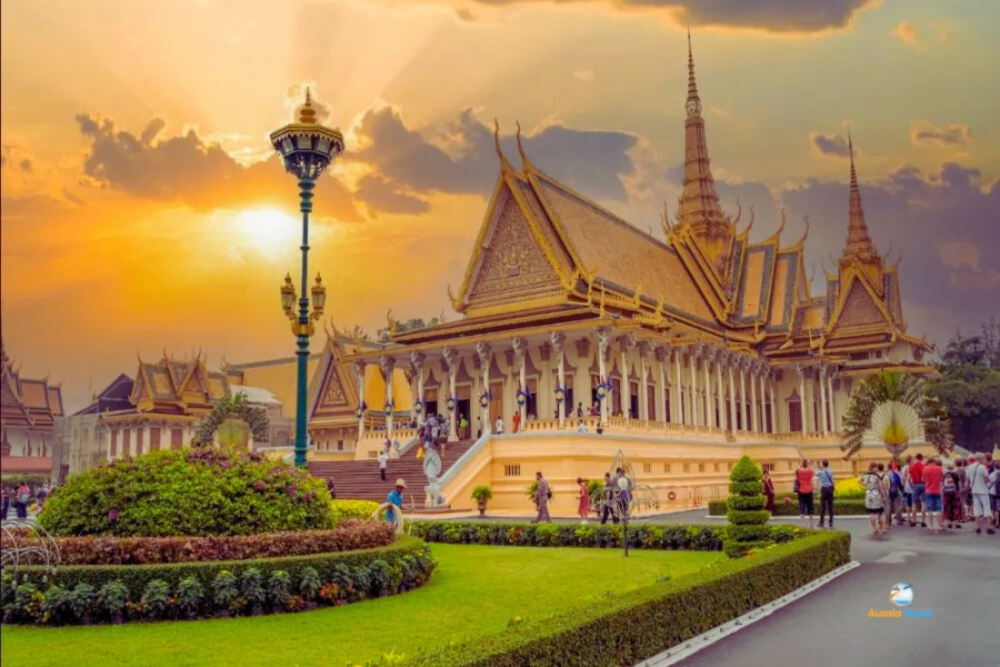 Golden Royal Palace Phnom Penh at sunset Cambodia – Auasia Travel